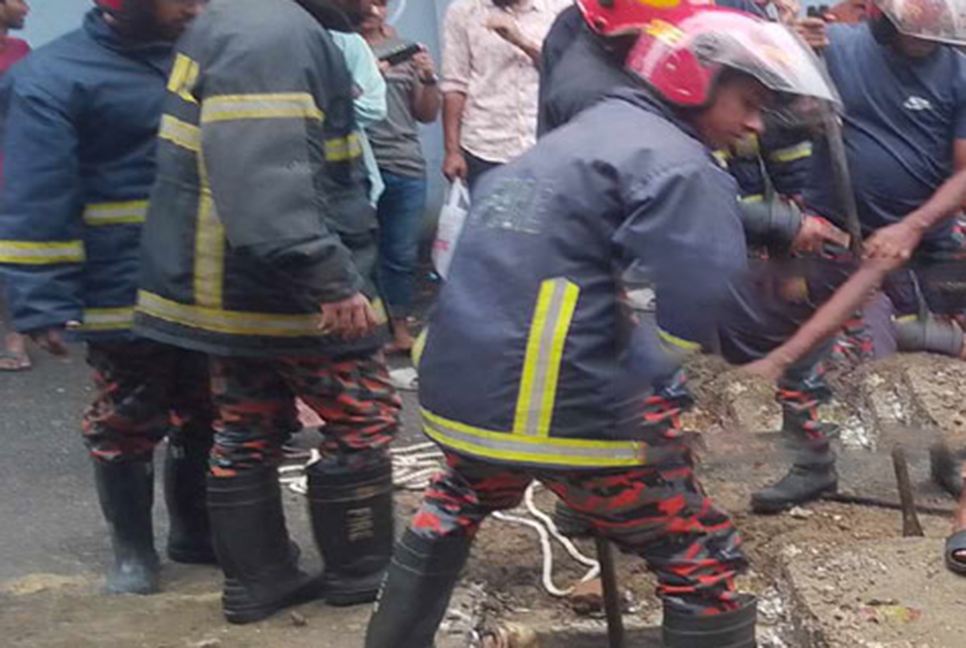 সিলেটে ড্রেনের ভিতর যুবক, উদ্ধার করলো ফায়ার সার্ভিস

