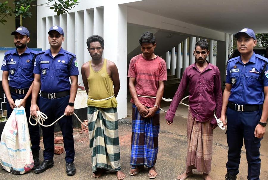 দেশীয় অস্ত্রসহ ডাকাত দলের তিন সদস্য গ্রেফতার