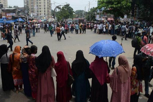 নীলক্ষেত মোড় অবরোধ সাত কলেজের শিক্ষার্থীদের, অসুস্থ হয়ে হাসপাতালে ৫ 