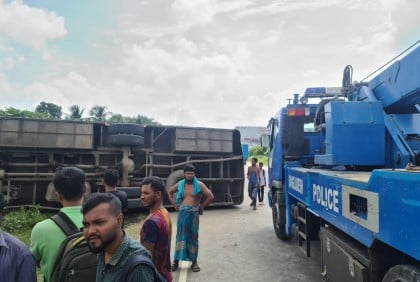 মহাসড়কে বাস উল্টে নিহত ৩