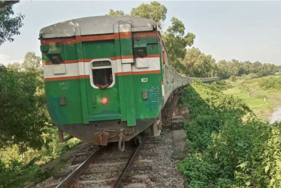 গরমে বেঁকে গেল রেলপথ, আটকা পড়ে পাহাড়িকা এক্সপ্রেস

