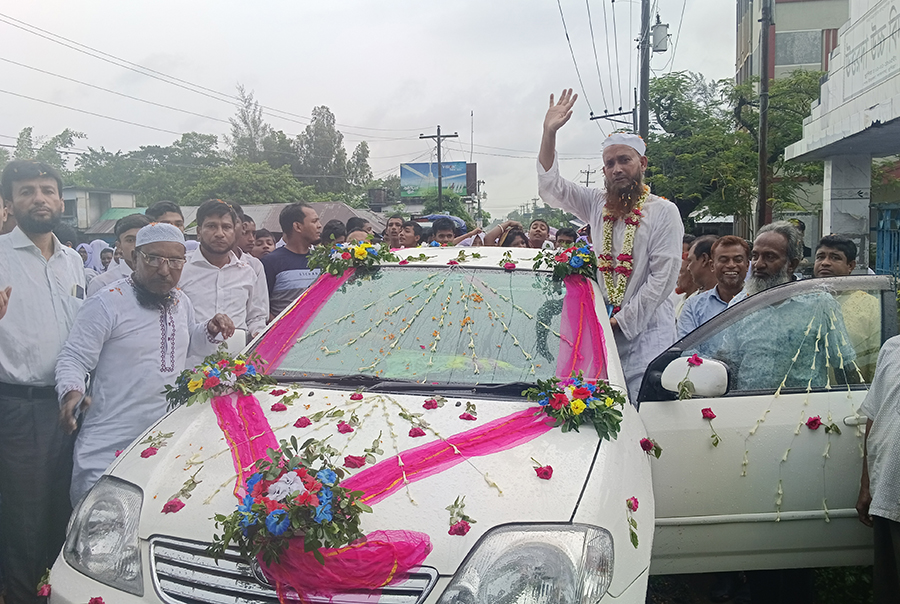 শেষ দিনে ফুল সজ্জিত গাড়িতে ফিরলেন তিনি 