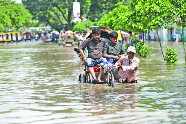 ঢাকায় জলাবদ্ধতায় ভোগান্তি