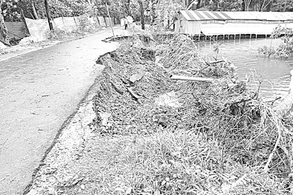 অপরিকল্পিত মাছ চাষে ক্ষতিগ্রস্ত সড়ক স্থাপনা