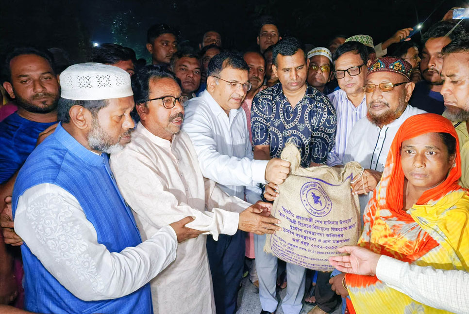 দিনাজপুরে পানিবন্দিদের প্রধানমন্ত্রীর ত্রাণ উপহার