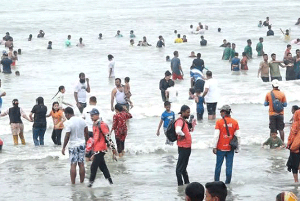 লাখো পর্যটকে মুখর কক্সবাজার সৈকত

