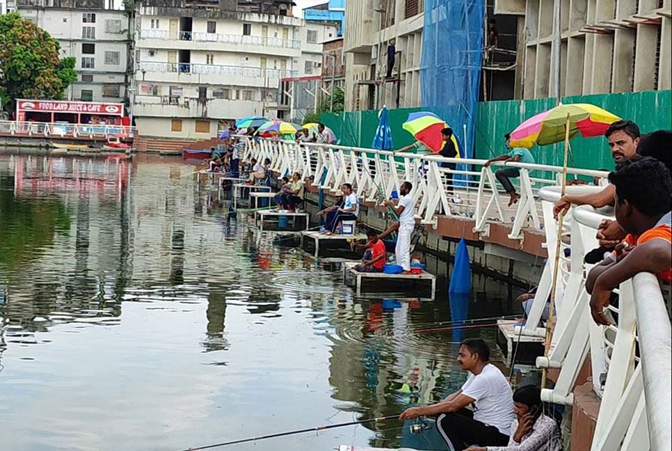 ইট পাথরের নগরে মাছ শিকারের উৎসব