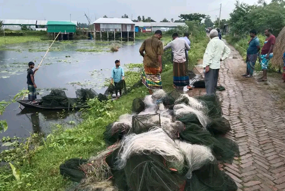 পুড়িয়ে দেয়া হল কারেন্ট ও চায়না জাল