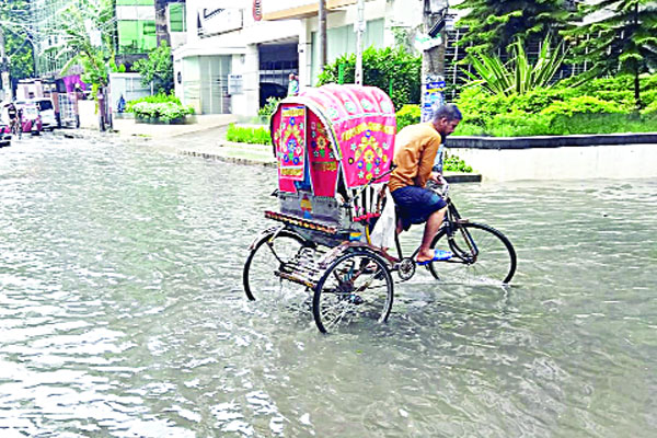 সামান্য বৃষ্টিতেই জলাবদ্ধতা পাহাড় ধসের শঙ্কা চট্টগ্রামে