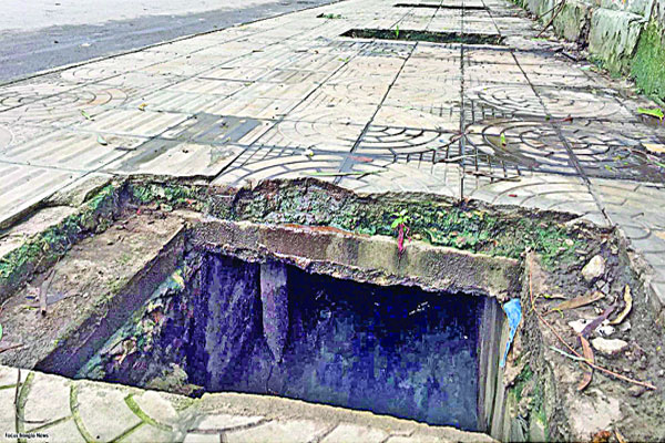 রাজধানীর ব্যস্ততম আরামবাগ সড়কের ফুটপাতে ঢাকনাবিহীন ম্যানহোল