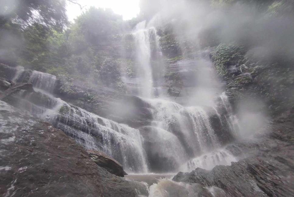 ন-কাটা ও মুপ্পোছড়া ঝর্ণা

