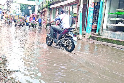 সড়কে ড্রেনের পানি ১২ মাস