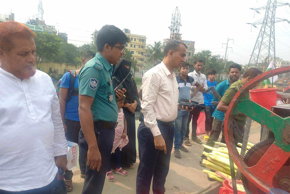 ডেমরায় নিষিদ্ধ যানবাহন স্ট্যান্ড উচ্ছেদে পুলিশের অভিযান