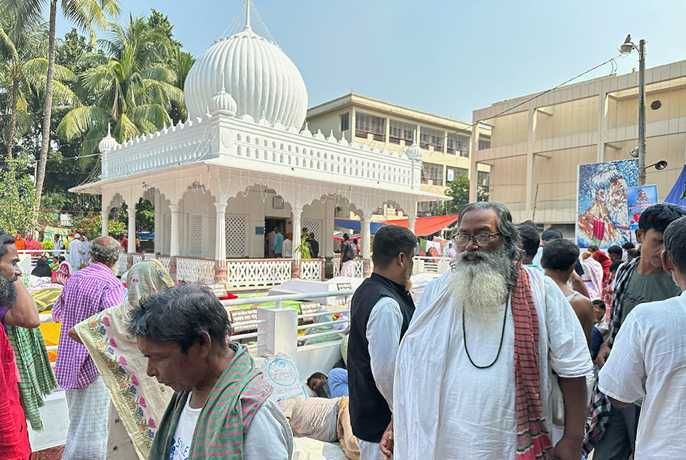 লালন আখড়া লোকারণ্য, ভেঙে যাচ্ছে সাধুসঙ্গ