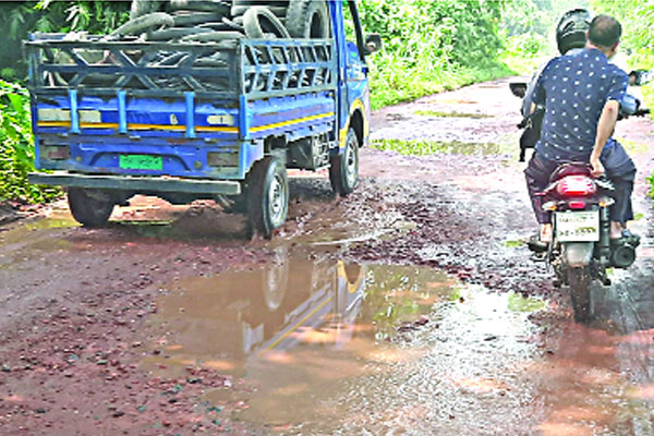 শুষ্ক মৌসুমে ধুলাবালি আর বর্ষায় মৃত্যুফাঁদ