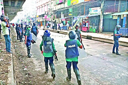 শ্রমিক বিক্ষোভে রণক্ষেত্র গাজীপুর মিরপুর