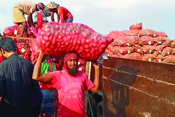 ভারত থেকে এক দিনে এলো ৯৭৬ টন আলু