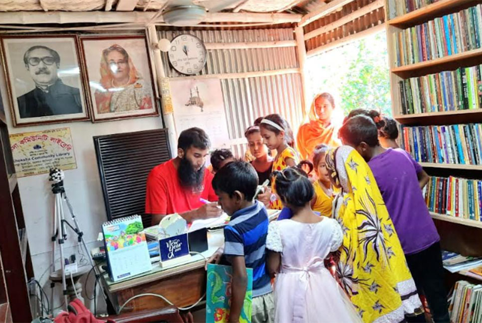 জ্ঞানের আলো ছড়াচ্ছে কাঠমিস্ত্রির লাইব্রেরি