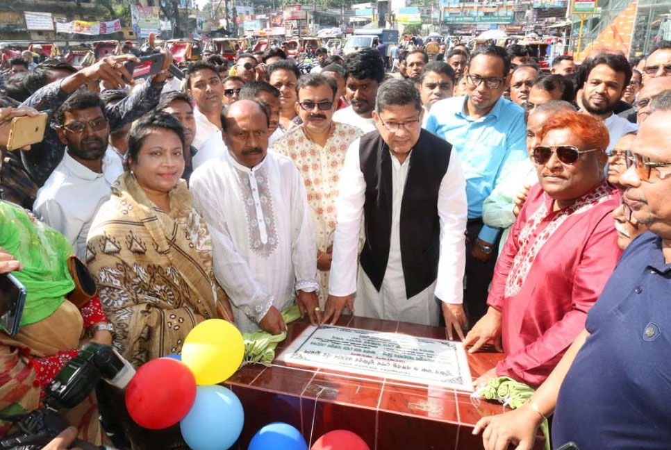 বগুড়ায় মুজিব মঞ্চ ও বঙ্গবন্ধুর
ম্যুরাল উদ্বোধন