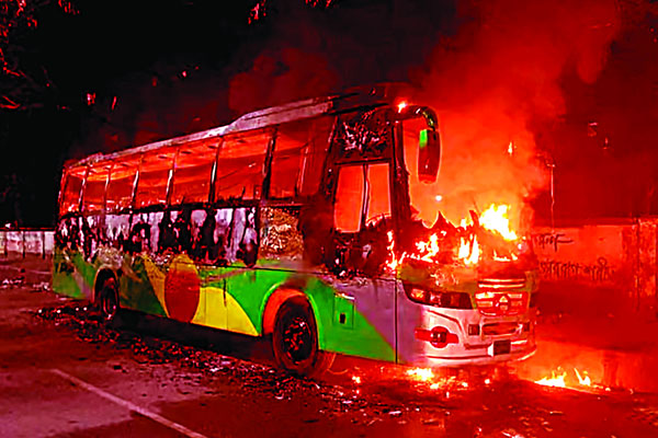 আজ থেকে ৪৮ ঘণ্টার অবরোধ শুরু, রাতে ছয় বাসে আগুন