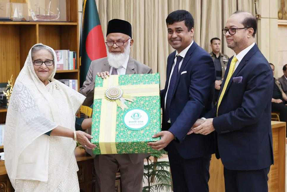 প্রধানমন্ত্রীর ত্রাণ ভান্ডারে ইসলামী ব্যাংকের ২ লাখ ৫০ হাজার কম্বল প্রদান

