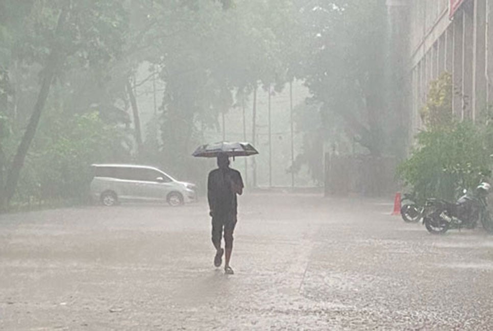 ভারি বৃষ্টির পূর্বাভাস, বন্দরে ৩ নম্বর সতর্কসংকেত