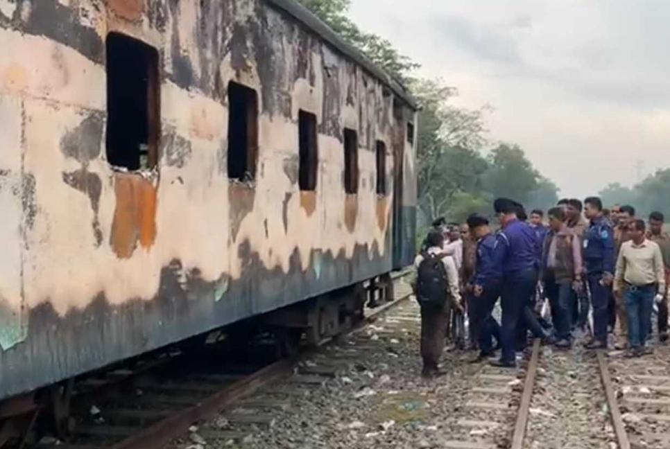 ট্রেনে আগুনের ঘটনায় গ্রেফতার ৩