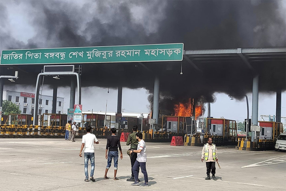 ধলেশ্বরী সেতুর টোল প্লাজার সামনে বাসে আগুন

