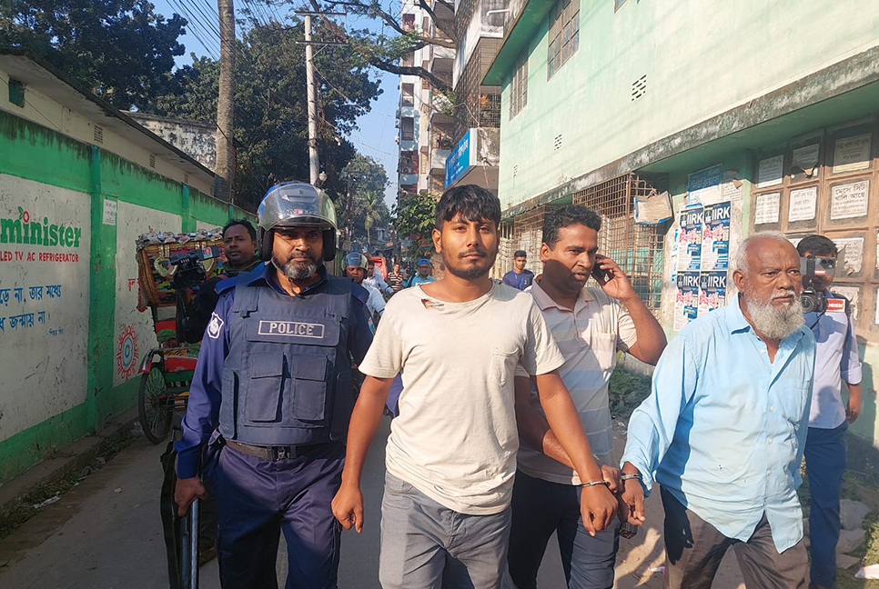 বগুড়ায় যানবাহনে ইট-পাটকেল ছোড়ার অভিযোগে আটক ২