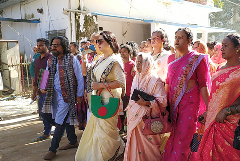 রংপুর-৩ আসনে মনোনয়নপত্র জমা দিলেন তৃতীয় লিঙ্গের রানী