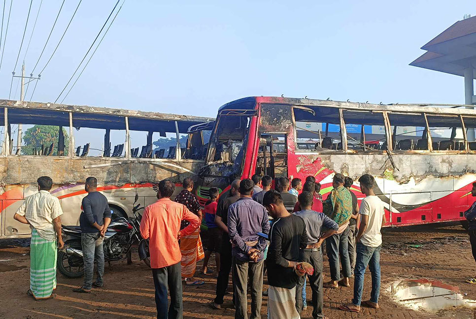 কুমিল্লায় দাঁড়িয়ে থাকা তিনটি বাসে আগুন