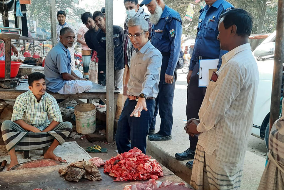 রং মিশিয়ে গরুর মাংস বিক্রির অভিযোগ