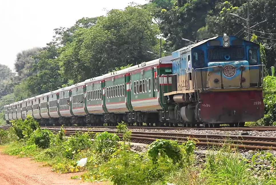 চট্টগ্রামে দুই ট্রেন মুখোমুখি, অল্পের জন্য রক্ষা