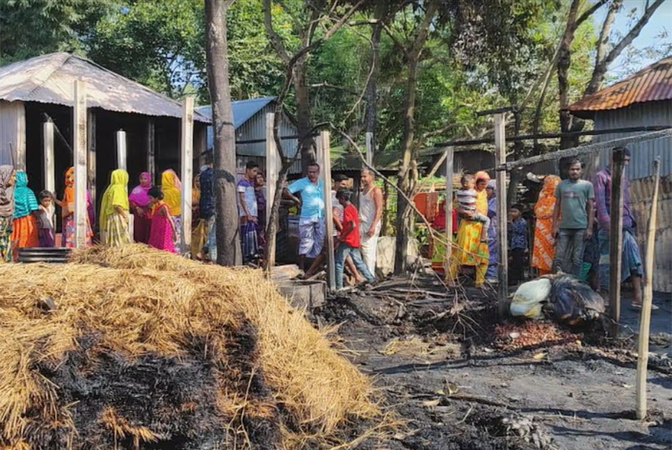 সিরাজগঞ্জে আগুনে পুড়ে ৩ গরুর মৃত্যু, ৪ ঘর পুড়ে ছাই