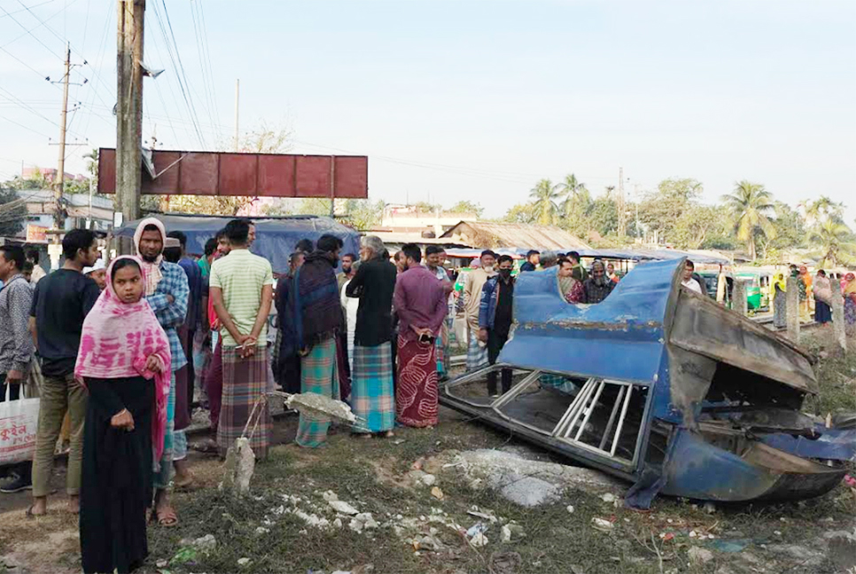 জামালপুরে ট্রেনের ধাক্কায় পুলিশ ভ্যান চুরমার, কনস্টেবল নিহত

