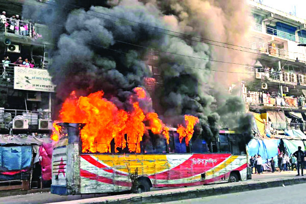 রাজধানীর গুলিস্তানে বাসে আগুন  