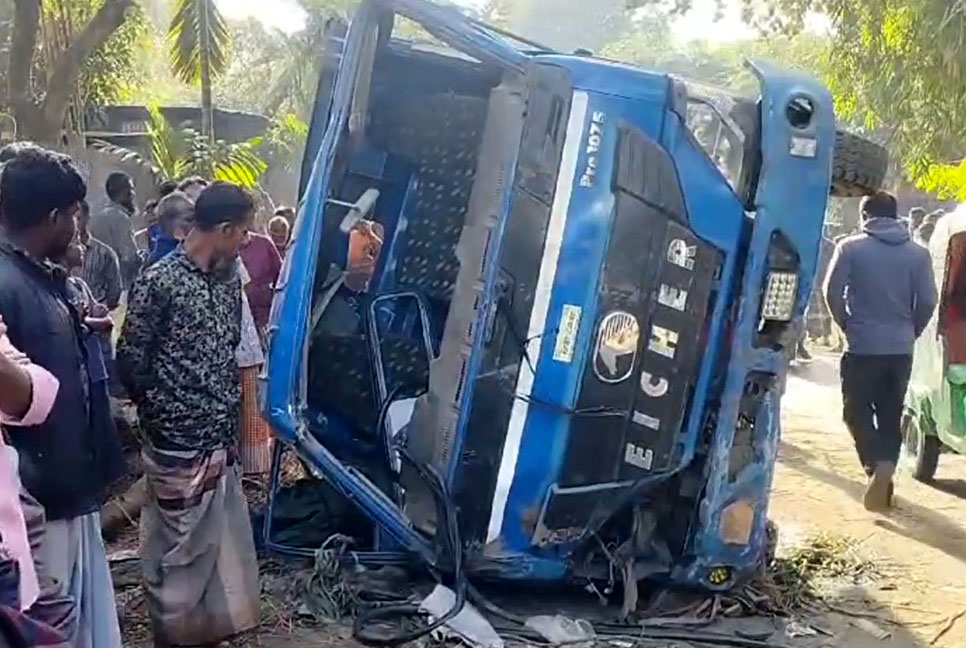 গরু-মহিষ চুরি করে পালিয়ে যাওয়ার সময় ট্রাক উল্টে নিহত ১