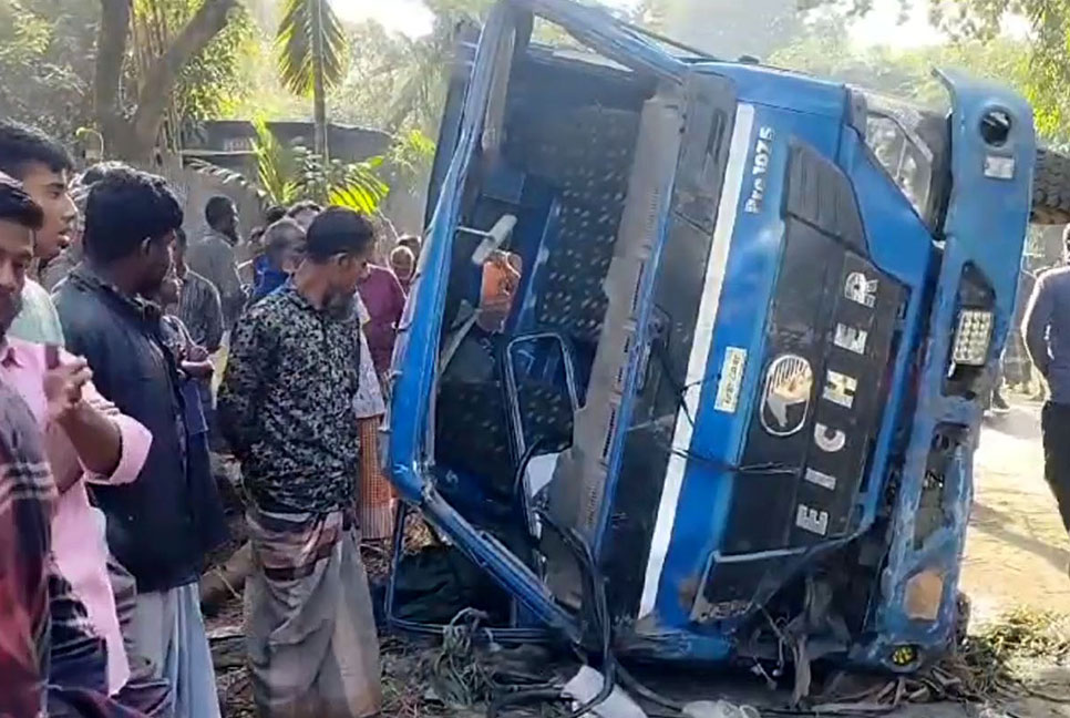 গরু-মহিষ চুরি করে পালানোর সময় ট্রাক উল্টে চোর নিহত