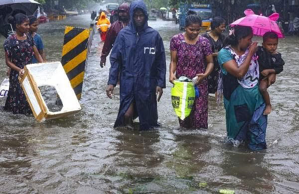 ঘূর্ণিঝড়ে ভারতে নিহত ১২, বিপর্যস্ত তামিলনাড়ু-অন্ধপ্রদেশ 