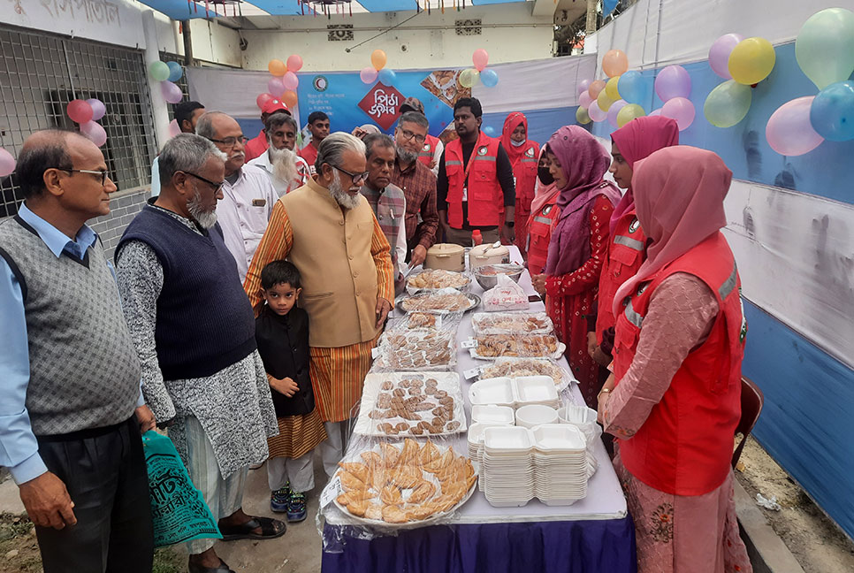 জয়পুরহাটে যুব রেড ক্রিসেন্টের পিঠা উৎসব