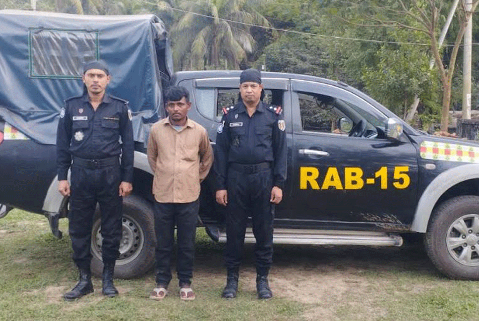 টেকনাফে বিপুল পরিমাণ বিদেশী মদ-বিয়ারসহ একজন আটক