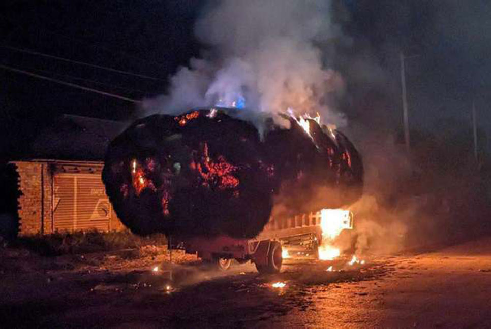 বগুড়ায় মহাসড়কে খড়বোঝাই ট্রাকে আগুন