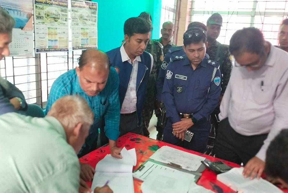 সোনাইমুড়ীতে ফিলিং স্টেশনে অভিযান, লিটারে তেল কম দেওয়ায় জরিমানা