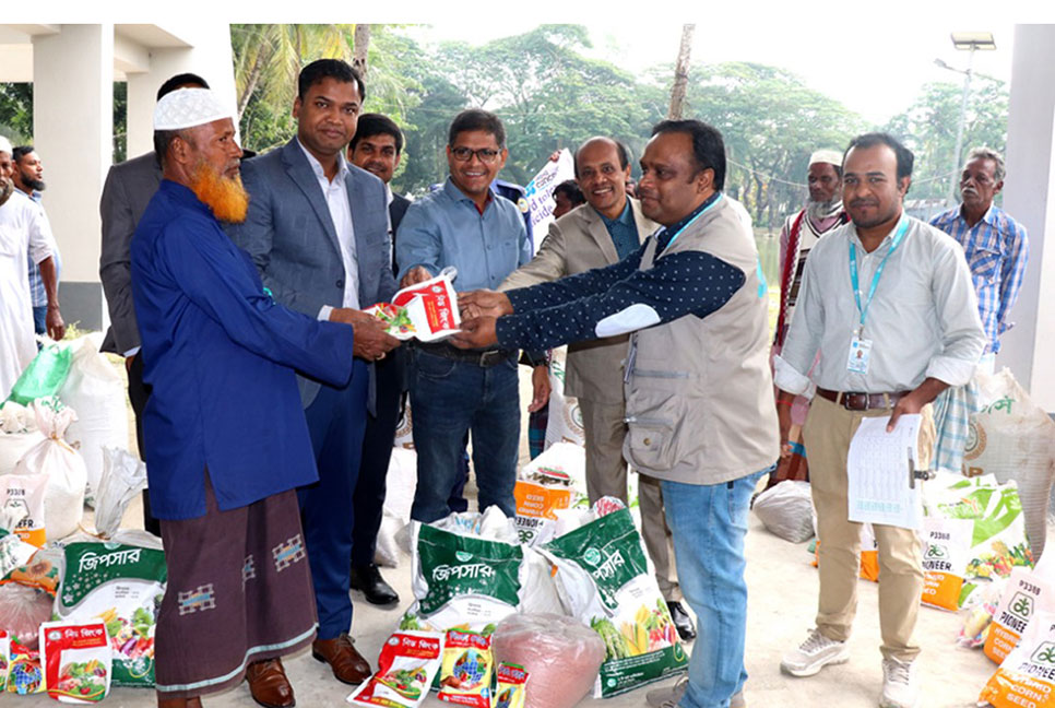 
কলাপাড়ায় কৃষকদের মাঝে বীজ সার ও কীটনাশক বিতরণ