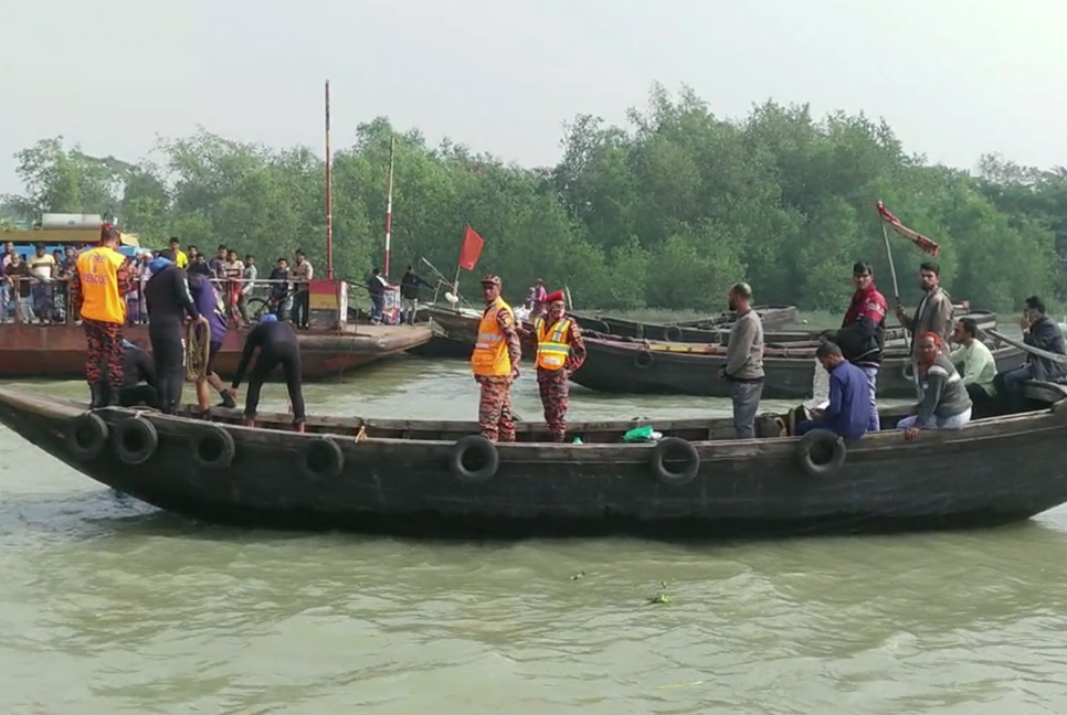 চলন্ত ফেরি থেকে নদীতে পড়ে বরযাত্রী নিখোঁজ