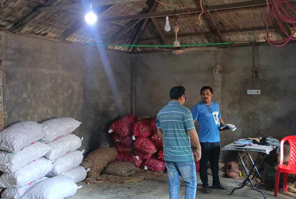 টেকনাফে বেশি দামে পিঁয়াজ বিক্রির দায়ে জরিমানা