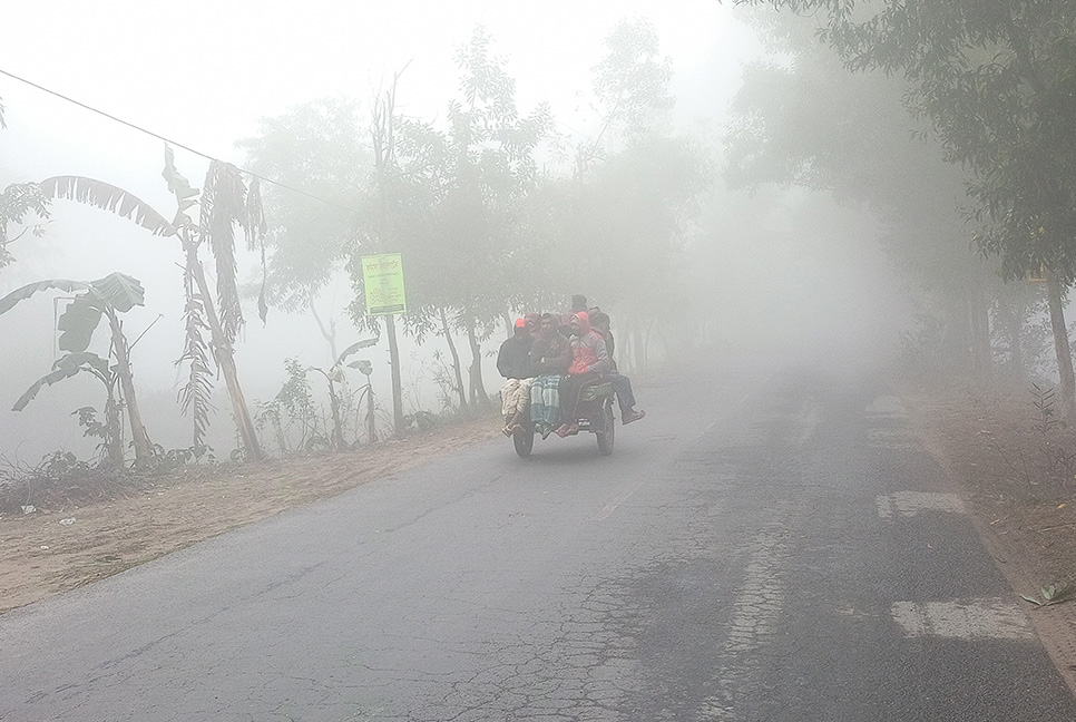 শীতে কাবু লালমনিরহাটের মানুষ 

