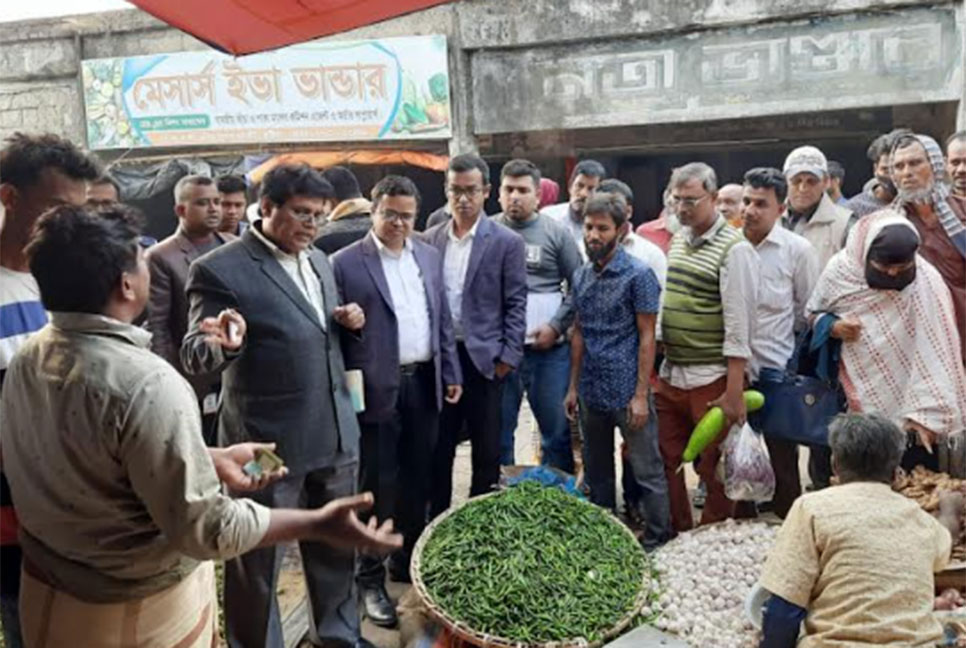 কুষ্টিয়ায় বেশি দামে পেঁয়াজ বিক্রি করায় জরিমানা

