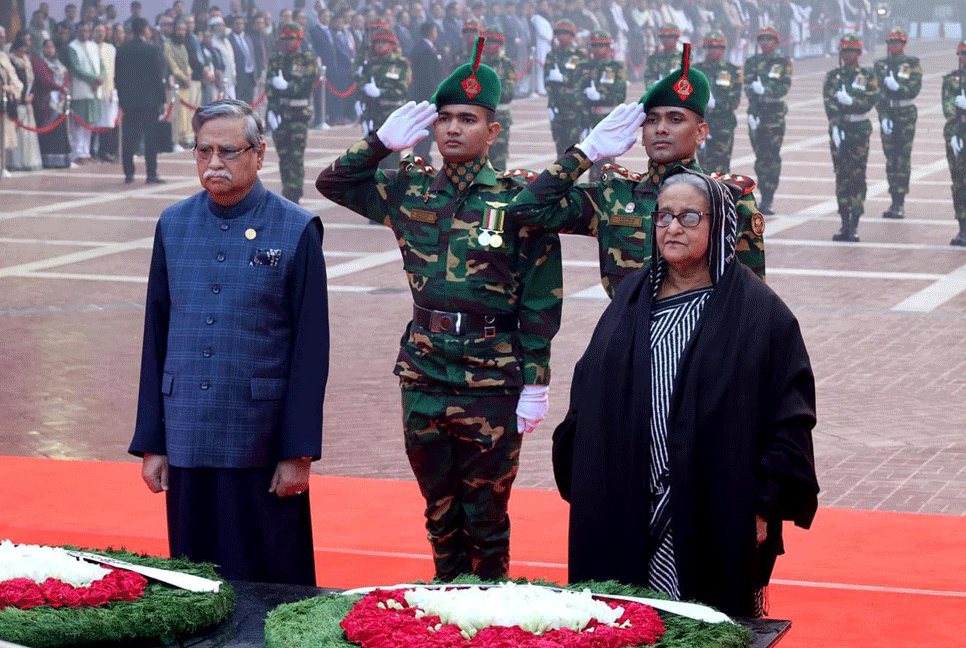 শহীদ বুদ্ধিজীবী স্মৃতিসৌধে রাষ্ট্রপতি ও প্রধানমন্ত্রীর শ্রদ্ধা

