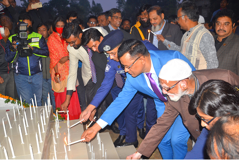 বগুড়া শহীদ বুদ্ধিজীবী দিবসে বধ্যভূমিতে মোমবাতি প্রজ্বলন

